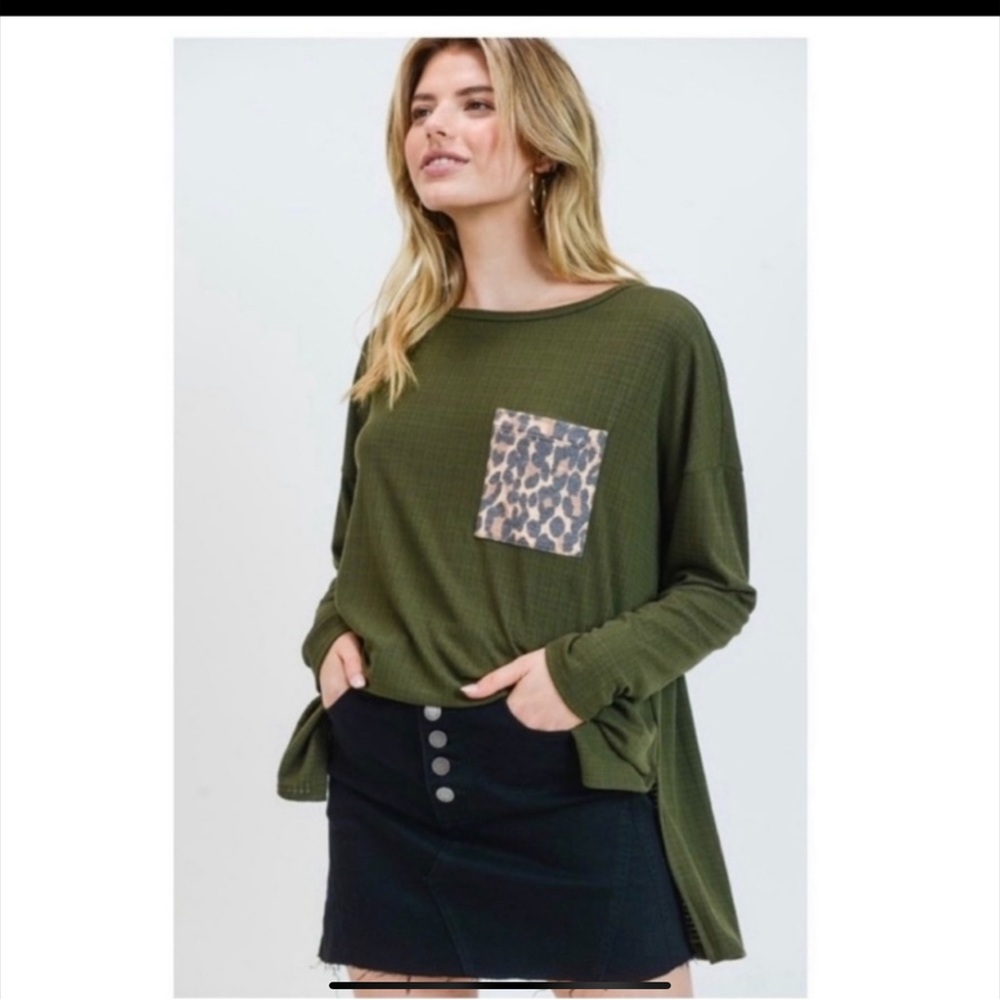 RIBBED TOP W/ LEOPARD ACCENTS